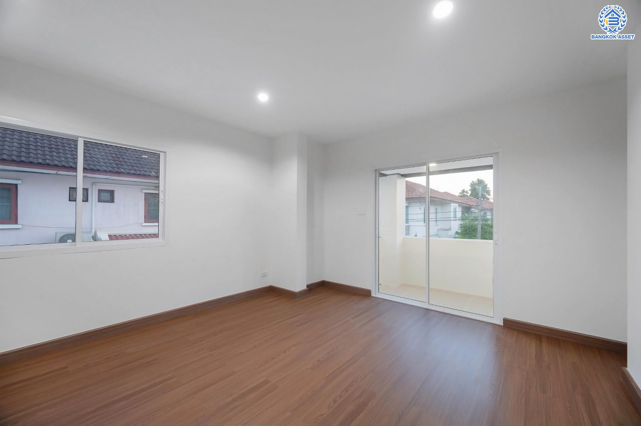 บ้านมือสองตกแต่งใหม่ โครงการ กฤษดานคร18 พุทธมณฑลสาย3 เนื้อที่ 74 ตร.ว. บนพื้นที่ใช้สอย 158.9 ตร.ม. อีกระดับของฟังก์ชัน 4 ห้องนอน 3 ห้องน้ำ จอดรถได้ 2 คัน พร้อม 1 ห้องอเนกประสงค์สุด Private ที่สามารถปรับการใช้งานได้หลากหลาย บนทำเลศักยภาพเชื่อมต่อหลายเส้นทาง ใกล้เซ็นทรัลปิ่นเกล้า ม.มหิดล และทางด่วน "ศรีรัช"